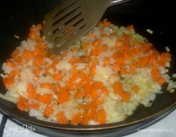 В сковороде разогреть растительное масло и обжарить лук и морковь до румяности.