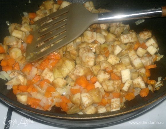 Добавить баклажаны, продолжать обжаривать 2–3 минуты.