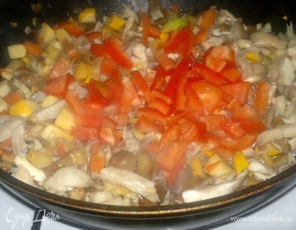 Положить в сковороду перец, продолжать обжаривать 1 минуту.