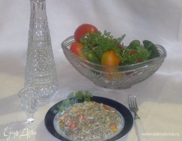 Вешенки с овощами, тушенные в сметане, готовы. Разложить блюдо по тарелкам и подать на красиво сервированный стол.