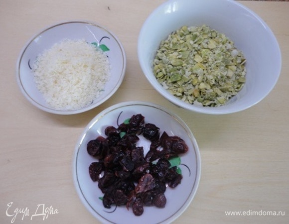 Добавляем тыквенные семечки, изюм (я использовала вяленую клюкву) и кокосовую стружку. Перемешиваем.