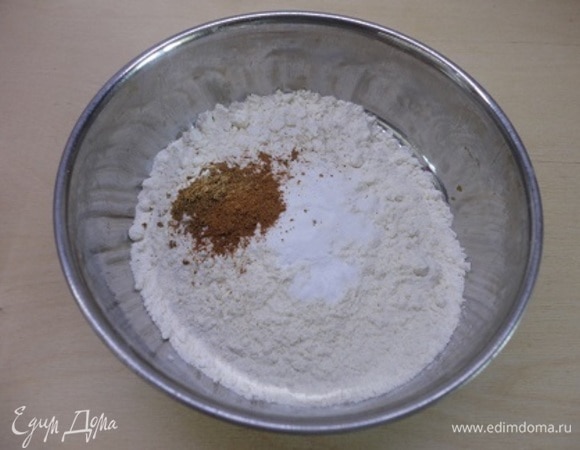 В отдельной миске смешать просеянную муку, соду, разрыхлитель, специи и соль.