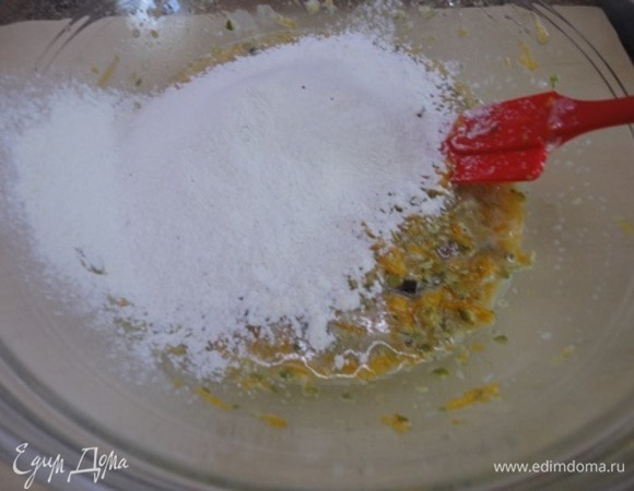 Просеиваем частями сухие ингредиенты в жидкие и перемешиваем до однородности. Наполняем формочки на 1/3 высоты и выпекаем 20–25 минут при температуре 180°C.