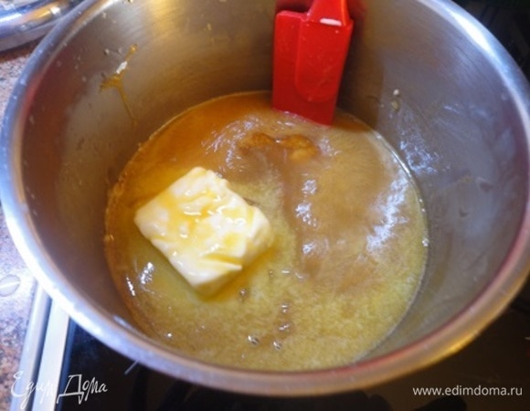 Пока выпекаются кексы, можно приготовить карамель. Данного объема карамели много для этого количества кексов, но карамель универсальна: ее можно хранить в холодильнике и использовать как намазку на хлеб, для приготовления кремов и так далее. Готовим из продуктов в равных пропорциях. Засыпаем сахар в кастрюлю с толстым дном, ставим на средний огонь и варим сахар до золотистости. Как только он начал плавиться, постоянно помешивайте, чтобы не сгорел. Цвет регулируйте сами. Темный будет горчить. Одновременно ставим сливки в микроволновку и нагреваем до горячего состояния, но не кипятим. В расплавившийся сахар вливаем горячие сливки. Осторожно! Они начинают бурно кипеть. Я поднимаю кастрюльку с плиты и интенсивно помешиваю. Когда кипение успокоилось, добавляем масло и мешаем. Получились комки? Не расстраивайтесь и продолжайте мешать теперь уже на среднем огне минуты 2–3 до образования мягкого шарика. В холодную воду капните капельку карамели, как расползаться перестанет — готово!