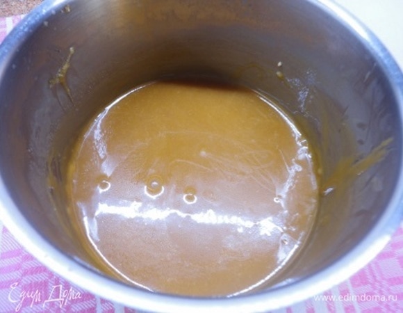 Готовой карамели даем слегка остыть и пробиваем погружным блендером. Полностью остужаем при комнатной температуре.