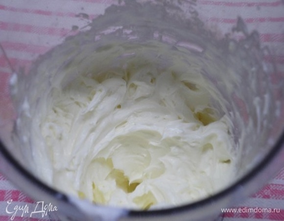 Для крема соединяем все ингредиенты и взбиваем миксером.