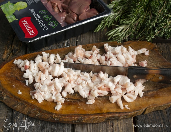 Курдючный жир нарезаем маленькими кубиками. 100 г нарезанного жира кладем в глубокую миску, 20 г оставляем — понадобится для смазки сковороды.