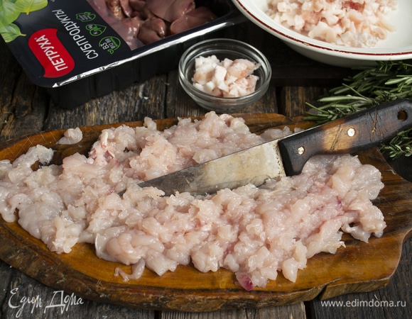 Филе куриной грудки режем поперек волокон тонкими ломтиками, затем нарезаем кубиками и рубим ножом, чтобы получился почти фарш.
