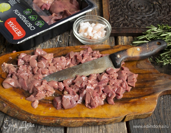 Печенку так же режем мелкими кубиками.