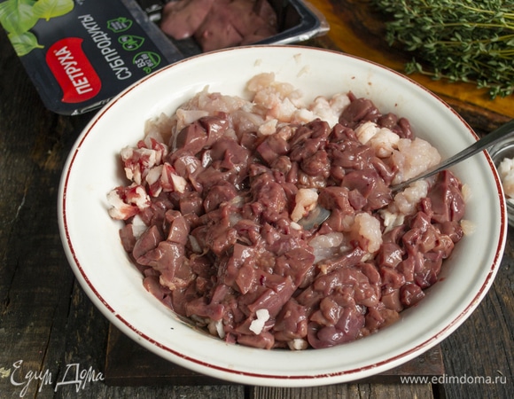 Смешиваем в миске нарезанный жир, куриное филе и печенку.