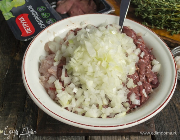 Добавляем мелко порубленный репчатый лук.