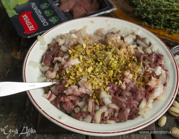 Фисташки разминаем скалкой. Добавляем измельченные фисташки к остальным ингредиентам.