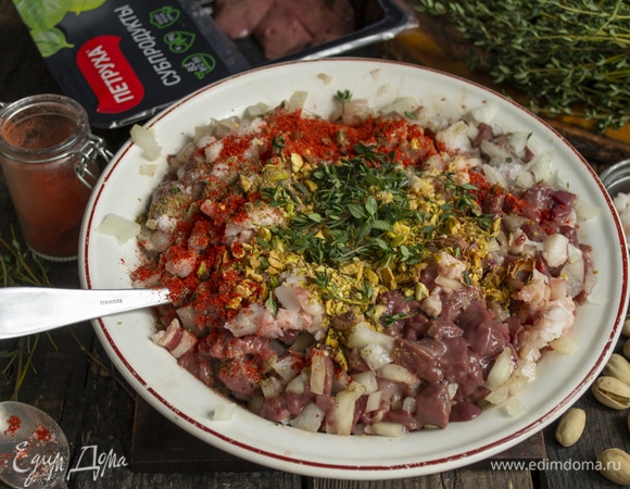 Приправляем: обрываем листочки с веток тимьяна, насыпаем молотую сладкую паприку, можно копченую. Чтобы тмин и кориандр лучше раскрыли свои ароматы, можно обжарить специи на сухой сковородке пару минут, затем растереть в ступе, также можно использовать готовые молотые специи.