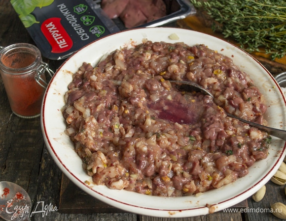 Добавляем коньяк, солим по вкусу, тщательно вымешиваем массу. Можно выложить ее на большую разделочную доску и порубить широким ножом в течение нескольких минут.