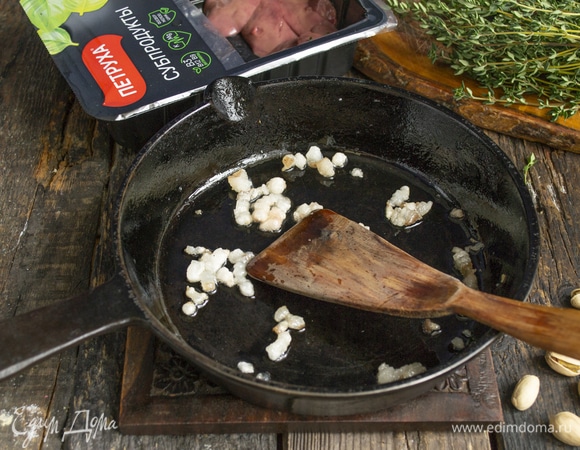 Оставшийся жир кладем в чугунную сковороду с высоким бортиком, растапливаем, смазываем дно и бортики.