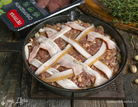 Бекон нарезаем тонкими полосками, делаем решетку из полосок бекона на паштете.