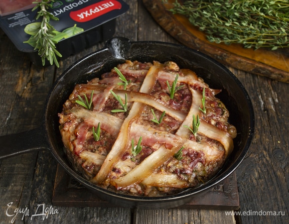 Отправляем сковороду в разогретую до 160°C духовку. Готовим примерно 1 час. Когда паштет остынет, кладем сверху доску, ставим груз, убираем в холодильник на сутки. Перед подачей украшаем розмарином. Приятного аппетита!