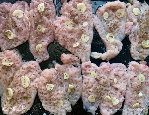 Филе отбить. Нарезать чеснок, положить на филе. Солим, перчим, кладем тмин. Противень смазать маслом. Выложить филе. Духовку разогреть до 190°C.