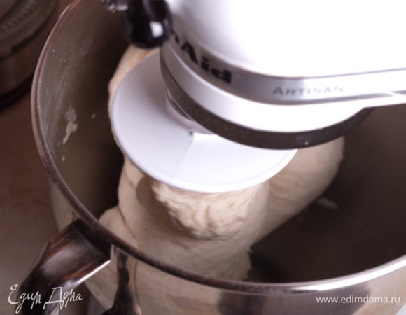 Добавить соль, сахар и масло комнатной температуры, начать замешивать тесто на второй скорости миксера.