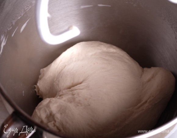 Тесто должно стать мягким, однородным (мешать примерно 10–12 минут).