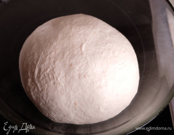 Миску смазать растительным маслом, тесто округлить, положить в миску, накрыть пленкой и оставить на брожение на 3 часа. За время брожения тесто должно увеличиться в 1,5–2 раза.