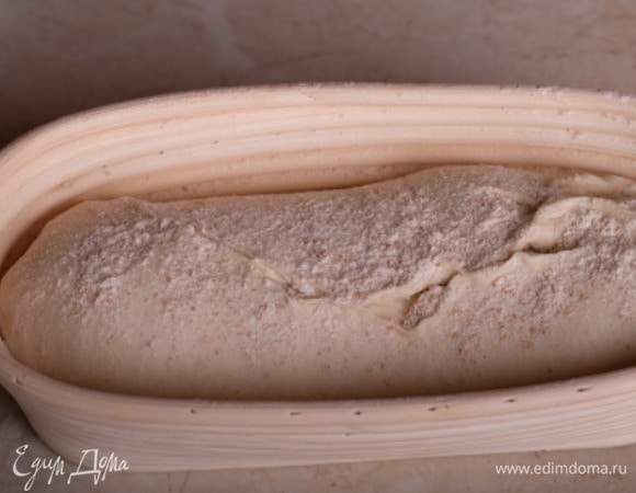 Тесто выложить на рабочую поверхность, немного обмять и сформовать батон или булку — как хотите. Уложить заготовку в корзинку, присыпать мукой и поставить на расстойку в теплое место до увеличения объема в 2 раза.
