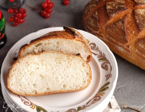 Заранее духовку очень хорошо разогреть до 250°C вместе с колпаком (для пара) или емкостью (для пара). Заготовки выложить на бумагу для выпечки, сделать надрезы и отправить в духовку. Температуру сразу снизить до 230°C. Первые 15 минут батоны пекутся с паром, через 15 минут пар убирается, и булки допекаются в течение 15–20 минут до готовности.