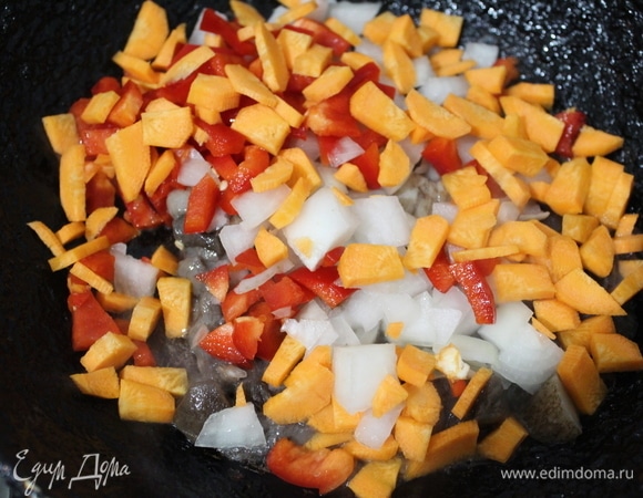 Овощи режем мелким кубиком и отправляем на сковороду к грибам. Солим и добавляем специи по вкусу. Важно! Обжариваем до полуготовности.