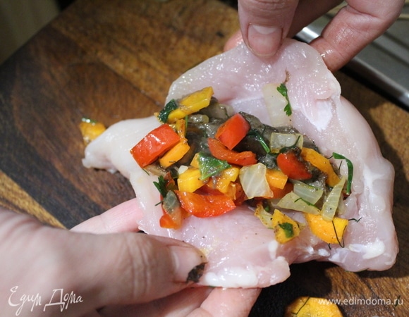 В грудке делаем надрез, солим и закладываем начинку. Закрепляем зубочистками.