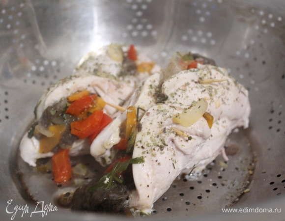 Выкладываем в дуршлаг на веточку розмарина, сверху посыпаем толченой ягодой можжевельника. Закрываем крышкой минут на 20.