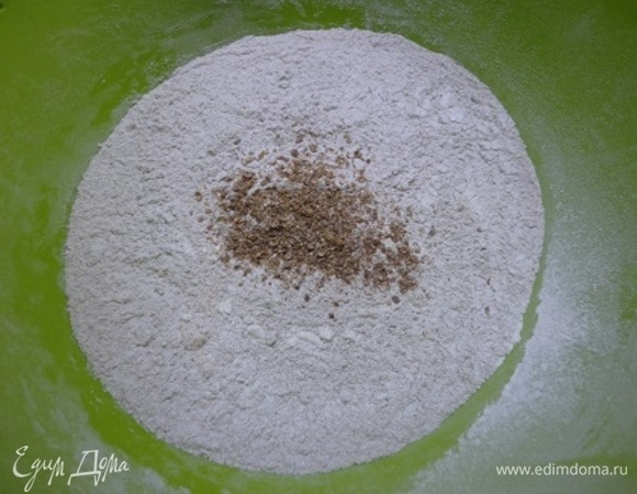 Просеиваем три вида муки и смешиваем их с молотым кориандром.