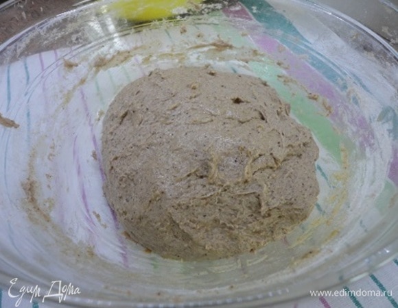 Добавляем муку к жидкости и замешиваем тесто. Оно мягкое, слегка липкое. Вымешиваем 5–7 минут. Накрываем и оставляем для подъема в 2–2,5 раза.
