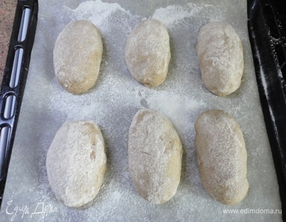 Подошедшее тесто делим на 6 (или больше) частей и формируем булочки любой формы. Выкладываем на лист с пекарской бумагой.