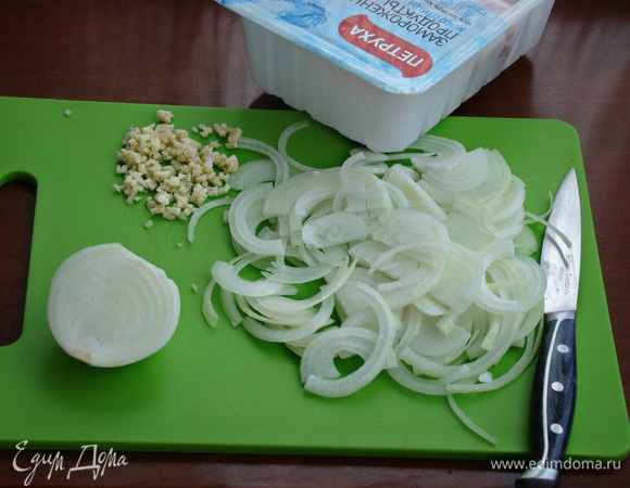 Репчатый лук нашинковать полукольцами, чеснок измельчить.