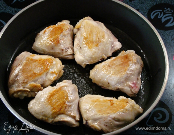 Обжарить куриные бедра ТМ «Петруха» на топленом сливочном масле с двух сторон до румяного цвета. В кавказской кухне есть один нюанс: большинство мясных блюд готовят именно на топленом сливочном масле, так как на нем блюда получаются особенно вкусными. Обжаренные бедра снять со сковороды и выложить на блюдо.