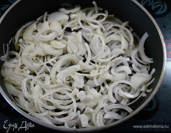 В эту же сковороду всыпать нашинкованный лук и обжарить до легкого золотистого цвета.