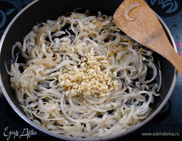 Затем всыпать измельченный чеснок, перемешать и слегка обжарить.