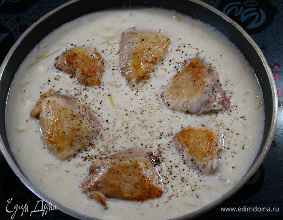 В закипевший соус выложить куриные бедра ТМ «Петруха», посолить и поперчить.