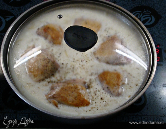 Сковороду накрыть крышкой и тушить на медленном огне в течение 30 минут.