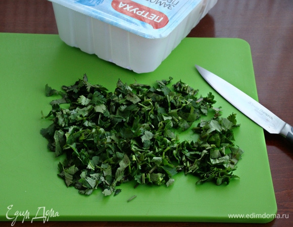 Какое же кавказское блюдо без кинзы? Поэтому, пока тушится мясо, можно нашинковать небольшой пучок свежей зелени.