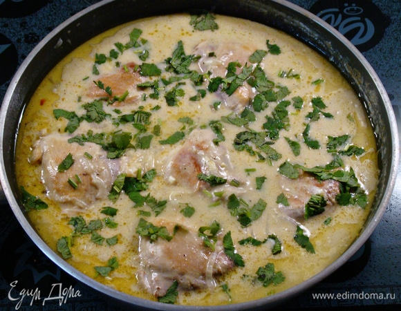 Минут за 5 до готовности, всыпать часть нашинкованной кинзы в соус и, накрыв крышкой, дать настояться. Таким образом наше блюдо наполнится ароматом свежей зелени.