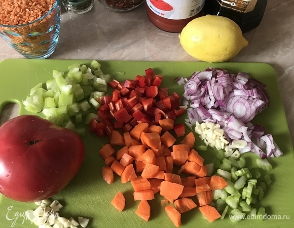 Лук, чеснок, морковь, болгарский перец, сельдерей нарезать кубиками. С помидора снять кожицу и тоже нарезать или размять вилкой.