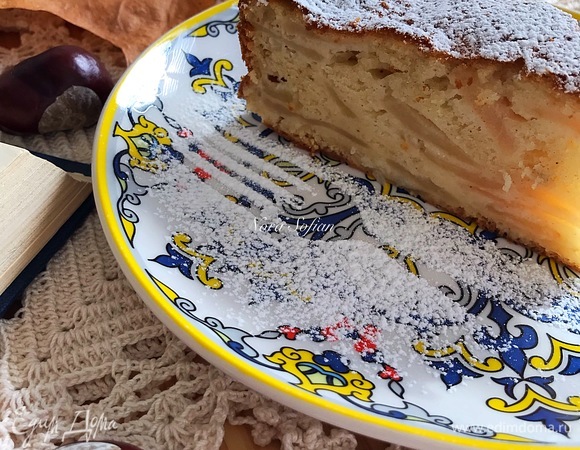 Готовый пирог вынуть из духовки и остудить. Подавать теплым или холодным.