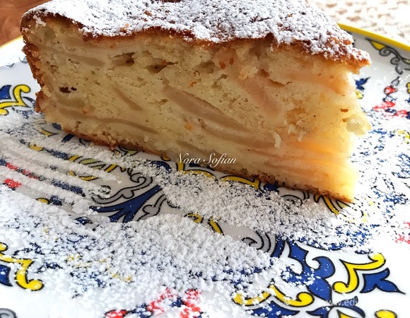 Пирог получается очень нежным, тесто почти не чувствуется, одни яблоки.