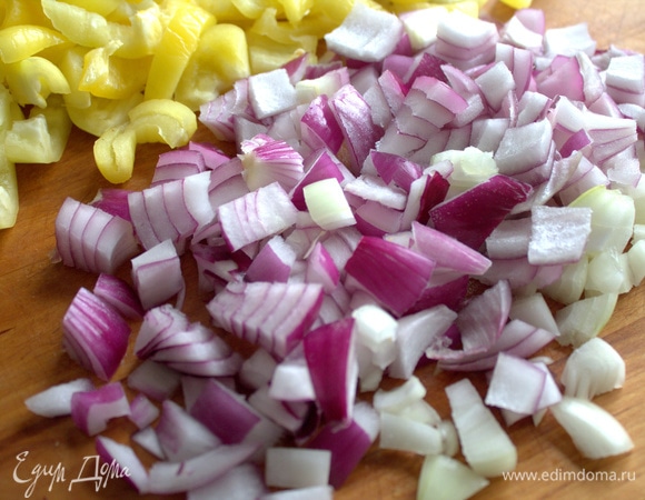 Нарезать примерно одинаковыми кусочками.