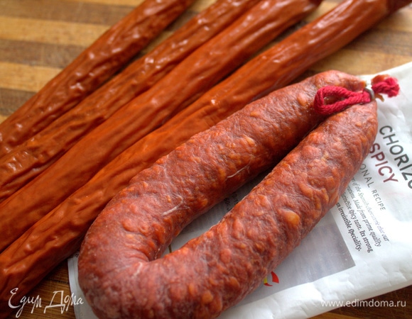 Берем два вида колбасок: обычные копченые и острую чоризо.
