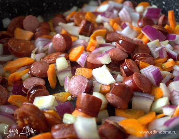 Обжарить, потом добавить лук, морковь.