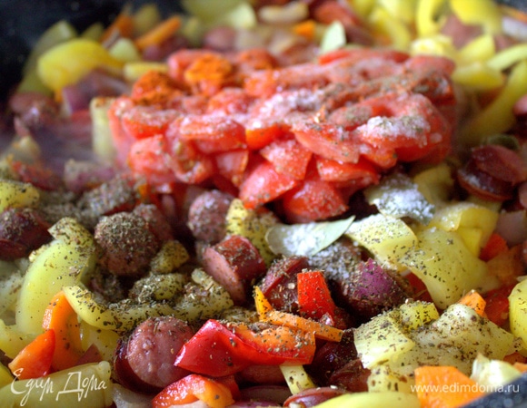 Отправила томаты в сковороду, не размораживая. Потом перемешала вместе с приправами.