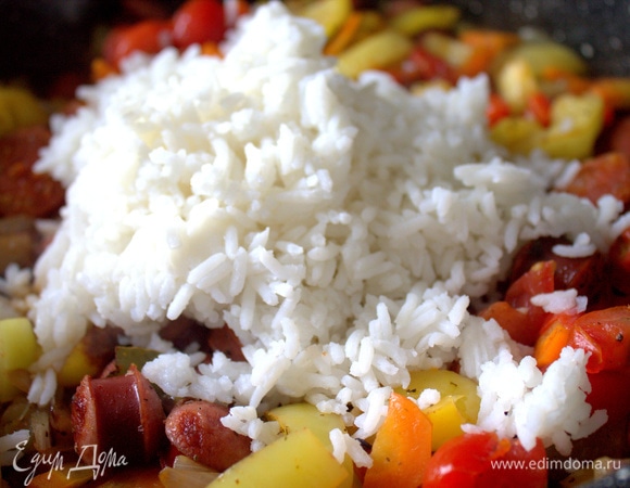 Рис отварить (можно чуть не доварить) и высыпать к овощам. У меня 2 пакетика по 125 г.