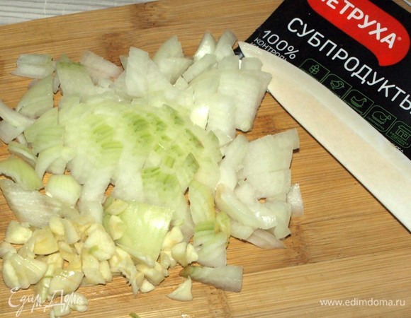 Лук, чеснок очистить и порубить.